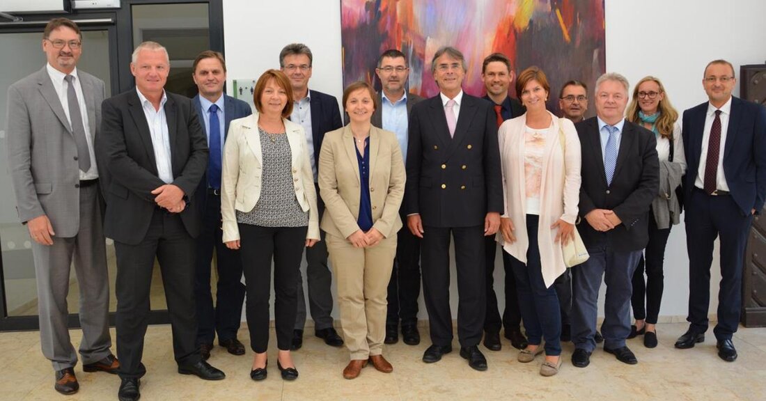 Regensburg/Weiden/Tirschenreuth/Neustadt/WN. Zum ersten Mal trafen sich die Pressesprecher der Landratsämter, kreisfreien Städte und Großen Kreisstädte in der Regierung der Oberpfalz um sich besser zu vernetzen. Regierungspräsident Axel Bartelt regte an, [&hellip;]