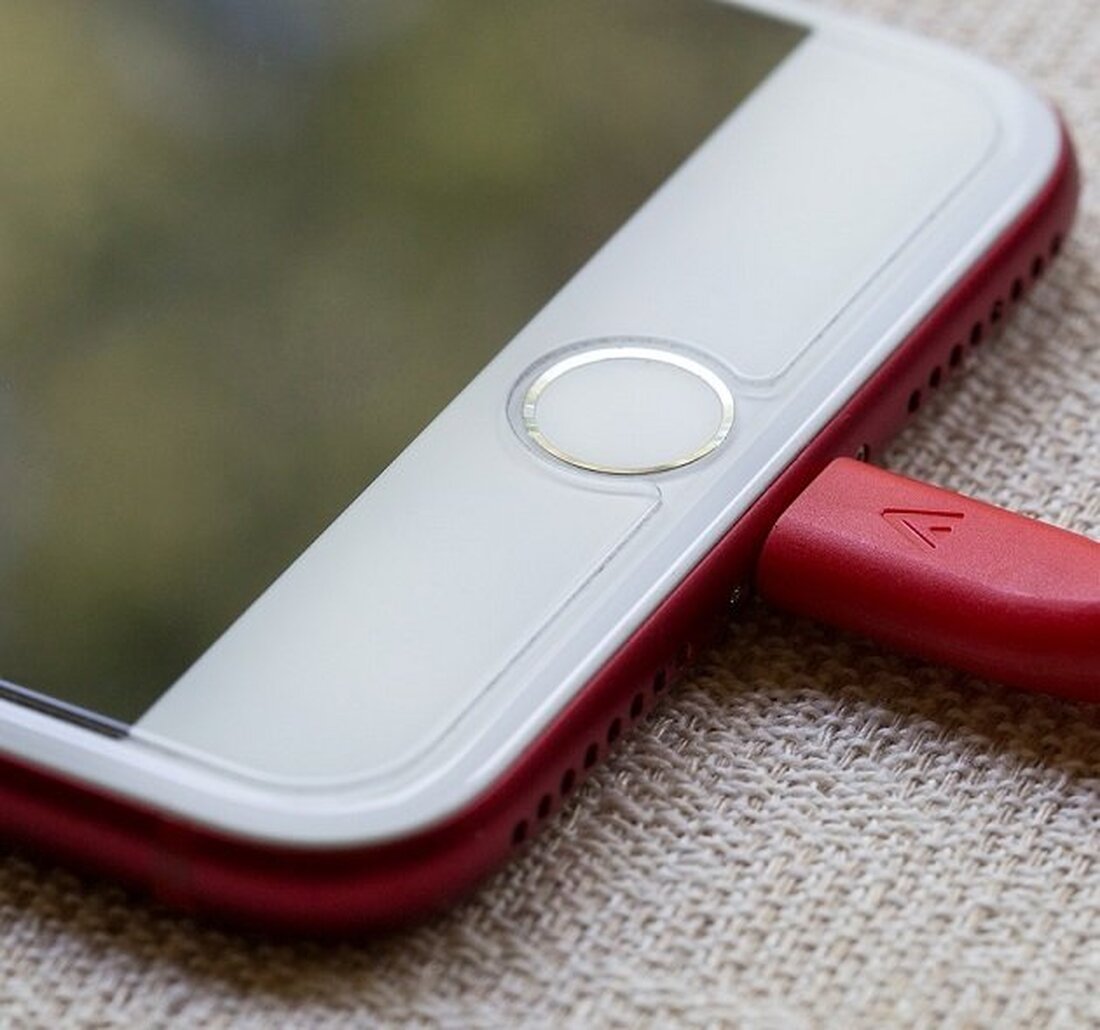 Weiden. Am Freitag, gegen 17:00 Uhr, hat ein unbekannter Täter einem Mann (51) aus dem Landkreis Tirschenreuth sein auffallend „rotes“ iPhone 7 gestohlen.  Der Geschädigte befand sich im „Kaufland“ in der [&hellip;]