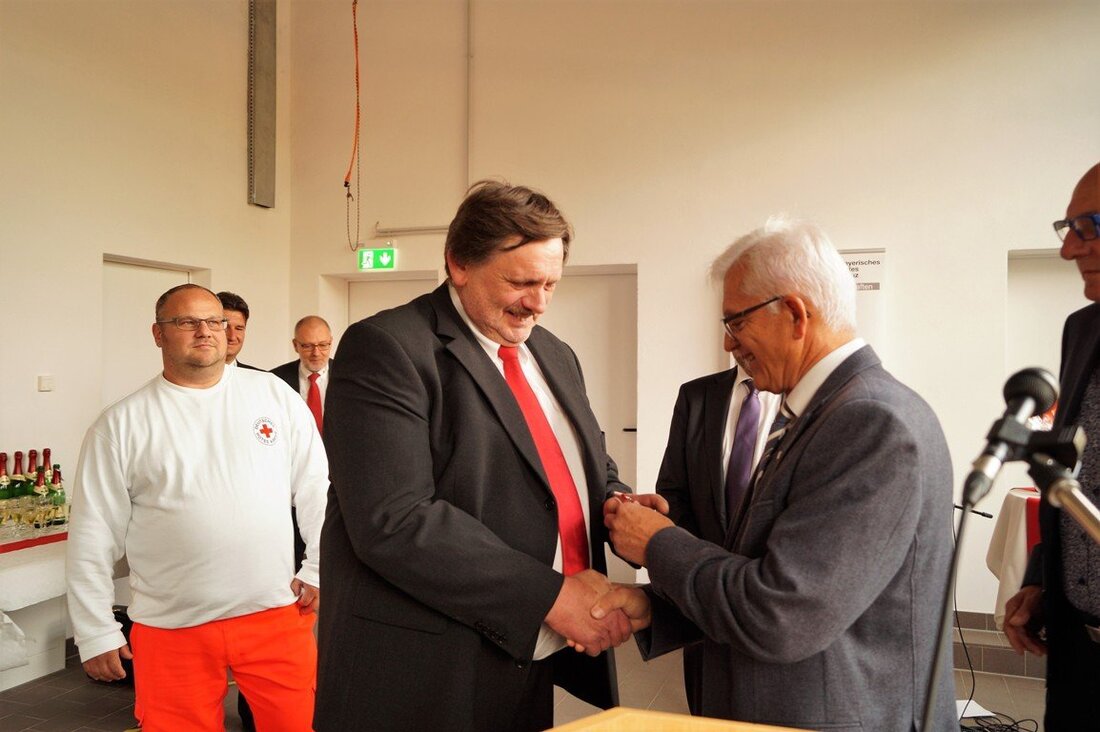 Neustadt/WN. Die Eröffnung der neuen Rettungswache in Neustadt/WN ist ein Meilenstein in der Geschichte des BRK. Die denkwürdige Eröffnungsfeier fiel dementsprechend groß aus! Rund 1,3 Millionen Euro hat das Bauvorhaben gekostet.  [&hellip;]