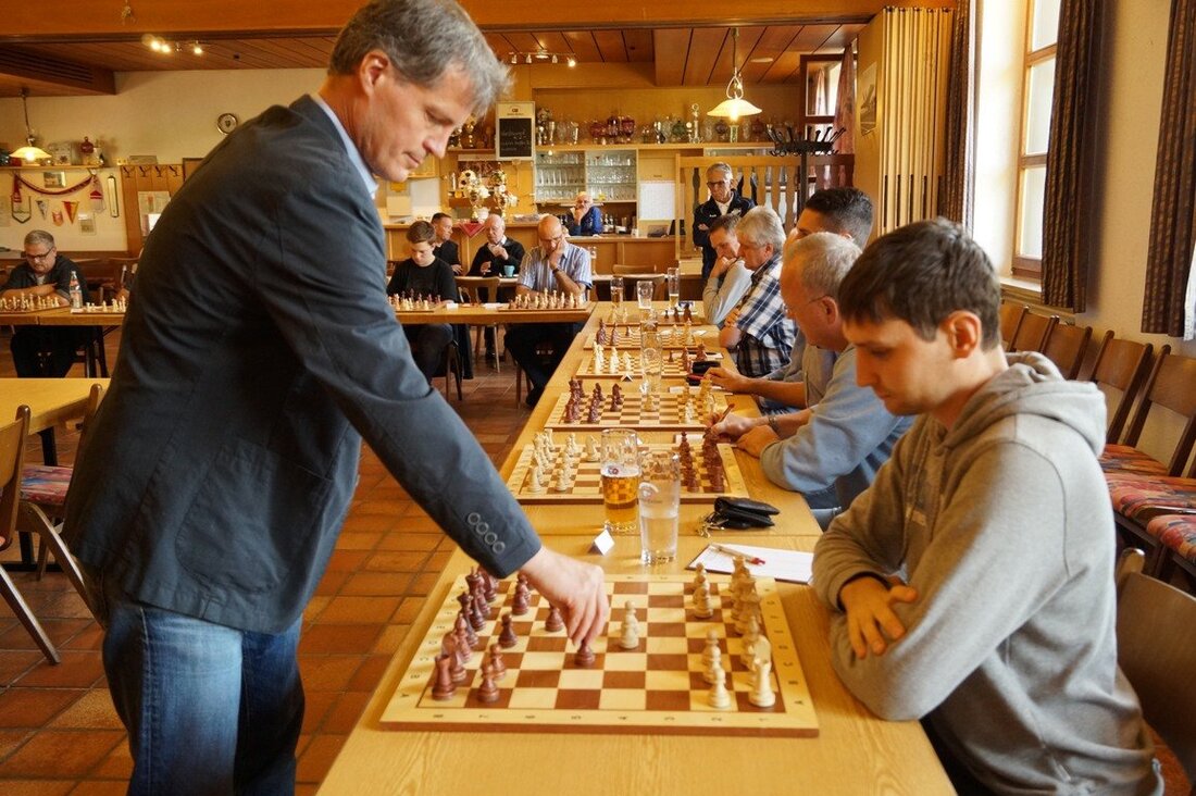 Neustadt/WN. So eine Totenstille im ASV Sportheim ist erster Vorsitzender Juan Vilas nicht gewohnt. Der Schachclub hatte aus Anlass der 800-Jahrfeier der Stadt Neustadt/WN zu einem Simultan-Schachspiel mit den internationalen [&hellip;]