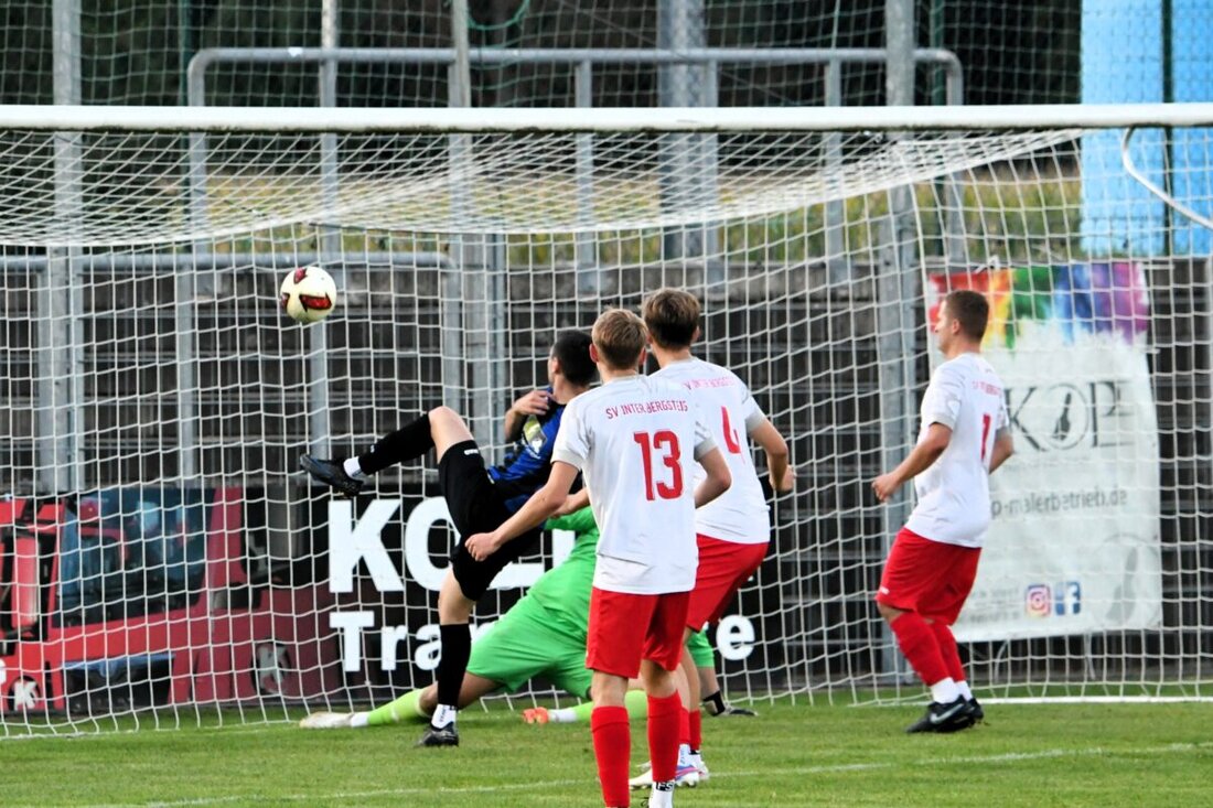 Mit einem Dreierpack sorgte Johannes Janker fast im Alleingang dafür, dass der SV Etzenricht seine Tabellenführung verteidigt. Auch die anderen Stürmer der Liga zeigten sich treffsicher und insgesamt fielen am 10. Spieltag 35 Tore.