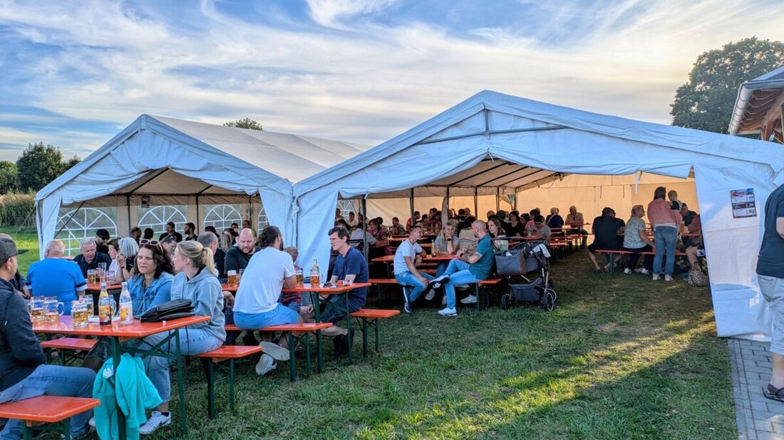 Kaltenbrunn. Strahlender Sonnenschein, volle Bänke und beste Stimmung: Die Marktfeuerwehr feierte ein gelungenes Sommerfest am Gerätehaus. Nach dem Warm-up mit Bürgermeister Julian Kraus begeisterten Büfett und Kinderaktionen.