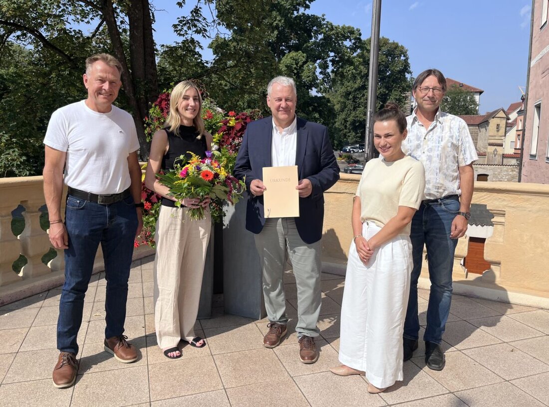 Amberg-Sulzbach. Amtstierärztin Dr. Claudia Wilczek hat den Amtstierarztlehrgang beim LGL als Zweitbeste abgeschlossen. Landrat Richard Reisinger gratulierte und vereidigte sie zur Beamtin auf Probe.