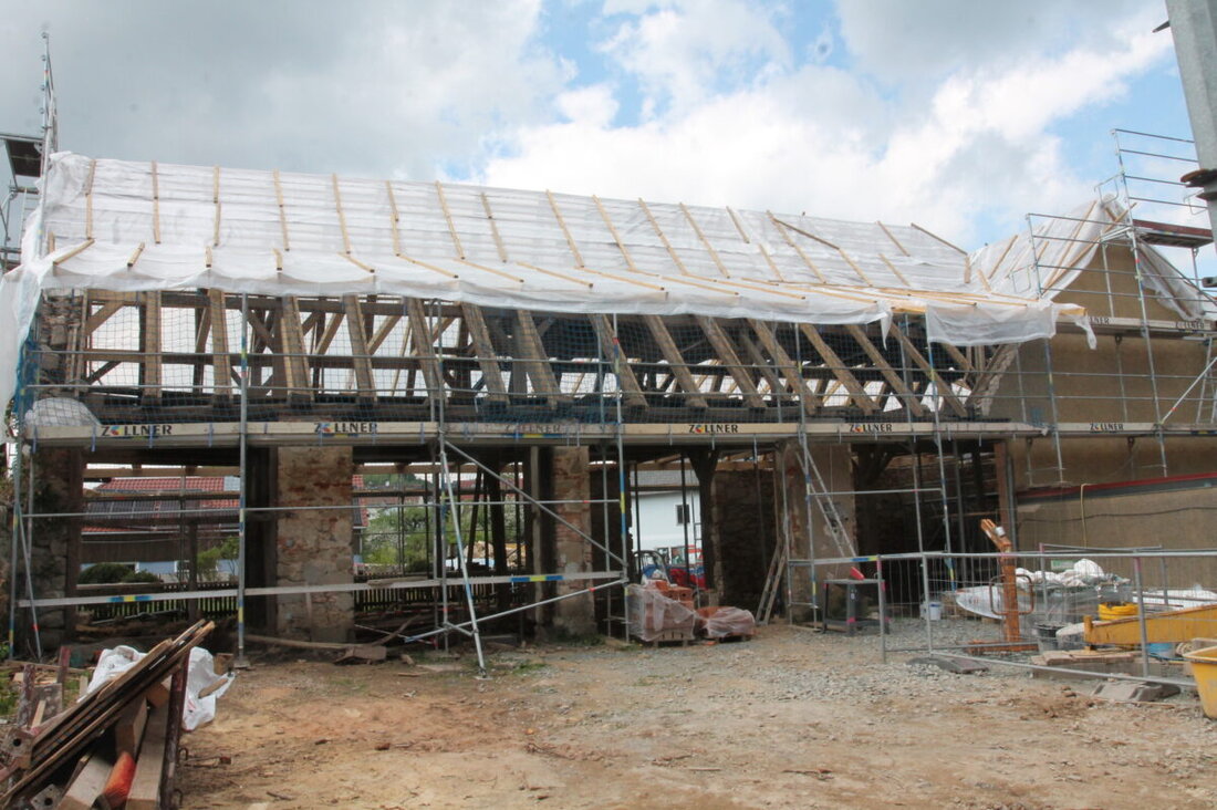 Waidhaus. Beim Tag der Städtebauförderung stellte der Markt das Projekt Hauptstraße 17 vor: Wohnungen, Bücherei und Tagespflege für 23 Personen. Baustellenführungen und Programm zogen über 100 Besucher an.