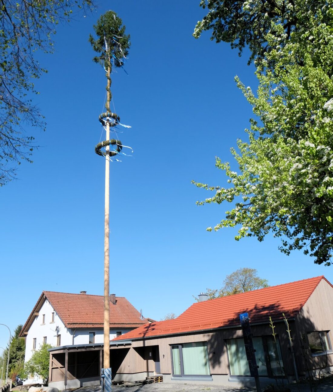 Floß. Das Flosser Land steht seit 1972 für engen Zusammenhalt und gelebtes Brauchtum. Ehemalige Gemeinden halten Vereine, Genossenschaften und Feste lebendig – vom Maibaum in Kalmreuth bis zur Feuerwehr Bergnetsreuth.