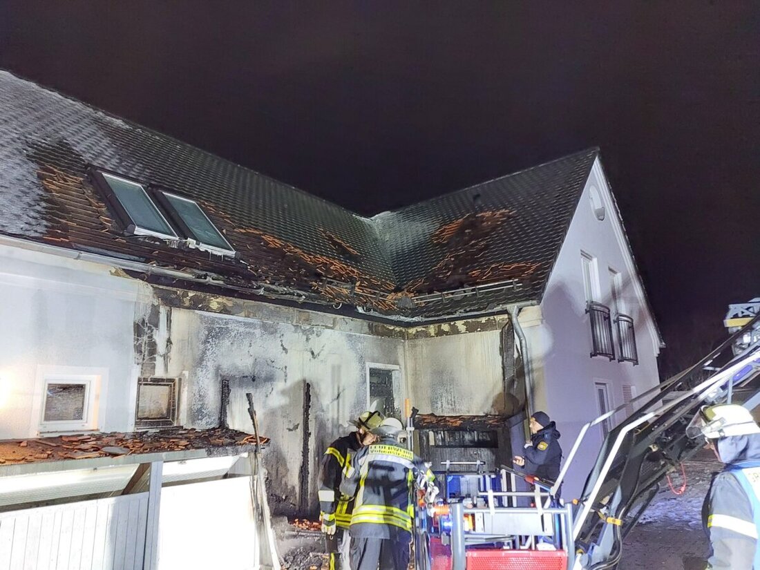 Moosbach. In der Silvesternacht ist es in einem Moosbacher Ortsteil zu einem Brand gekommen. Ein Feuer, das ersten Erkenntnissen zufolge durch Feuerwerkskörper ausgelöst worden sein könnte, beschädigte ein Einfamilienhaus.  Mehrere Feuerwehren waren im Einsatz.  