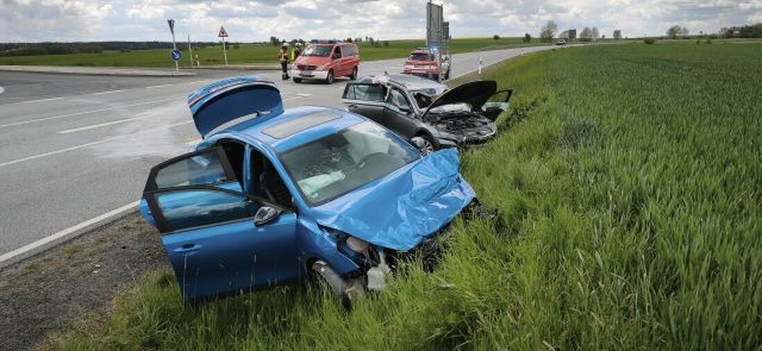 Mitterteich. Auf der B299 kollidierten zwei Autos im Kreuzungsbereich; sechs Insassen wurden teils schwer verletzt. Zwei wurden mit Rettungshubschrauber in Kliniken geflogen und die B299 war zeitweise gesperrt.