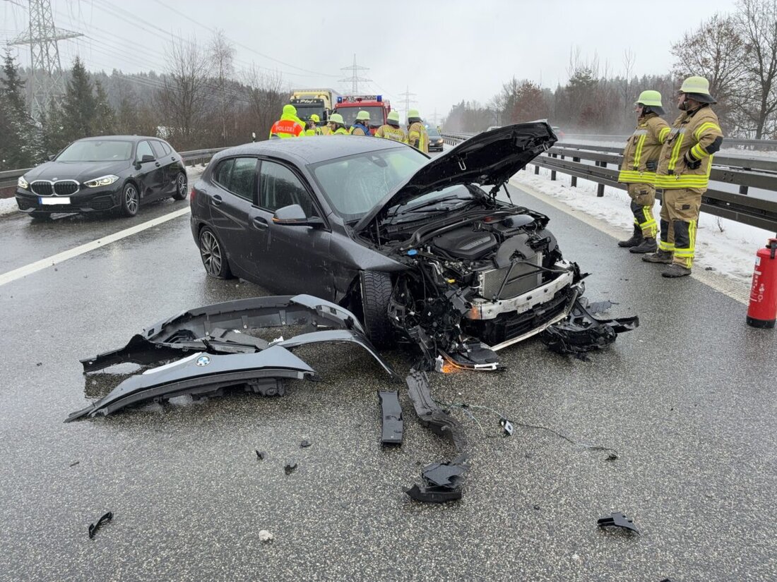Kirchendemenreuth. Auf der Autobahn A93 löste sich von einem Auto mit Anhänger eine Eisplatte; eine Fahrerin verlor die Kontrolle und prallte gegen Leitplanken. Sie wurde verletzt, die Verkehrspolizei Weiden sucht Zeugen.
