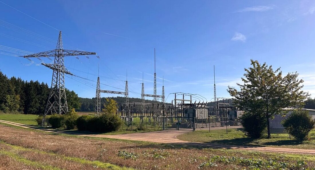 Lauterhofen. Bayernwerk Netz erweitert das Umspannwerk Lauterhofen deutlich: Die Transformatorleistung wächst bis 2029 von 80 auf 180 MVA, die Zahl der Schaltfelder von 28 auf 57. Mitte Oktober beginnt der erste Trafotausch.