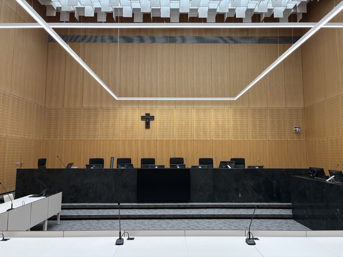 Weiden/Pressath. Im Juni 2025 eskalierte bei einer Jugendfreizeit im Franz-Ettenreich-Haus bei Pressath ein Eifersuchtsdrama unter jungen Leuten. Jetzt muss sich ein 21-Jähriger aus Niederbayern wegen versuchtan Mordes und versuchten Totschlags vor dem Landgericht Weiden verantworten.