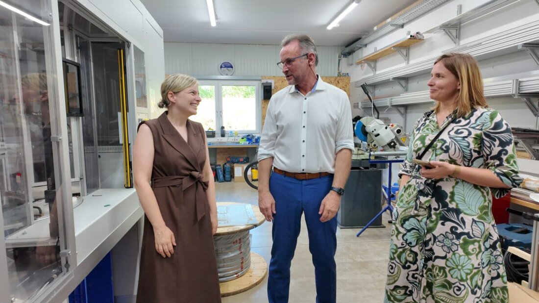 Floß. Hoher Besuch bei Natur-Energietechnik: Grünen-Politikerinnen Katharina Schulze und Laura Weber informieren sich über Energiewende, regionale Wertschöpfung und Ausbau-Hürden, mit Blick auf Projekte wie den Solarpark in Floß.