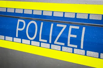 Unbekannte brechen in Autohaus mehrere Fahrzeuge auf und stehlen diverse Teile