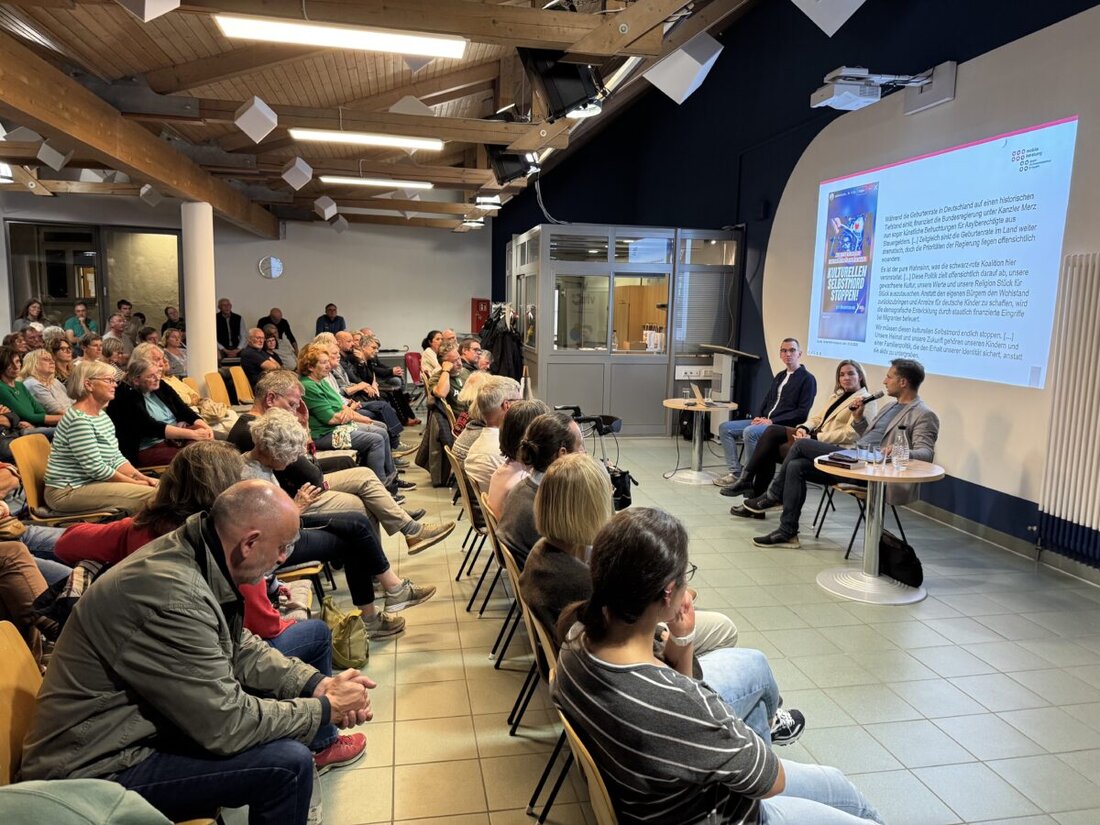 Weiden. Wie gefährlich ist rechtsextreme Rhetorik für die Demokratie? Bei einem Diskussionsabend in Weiden nahmen Toni Schuberl und Jan Nowak die AfD unter die Lupe. Dabei rückten auch Politiker aus der Oberpfalz in den Fokus.