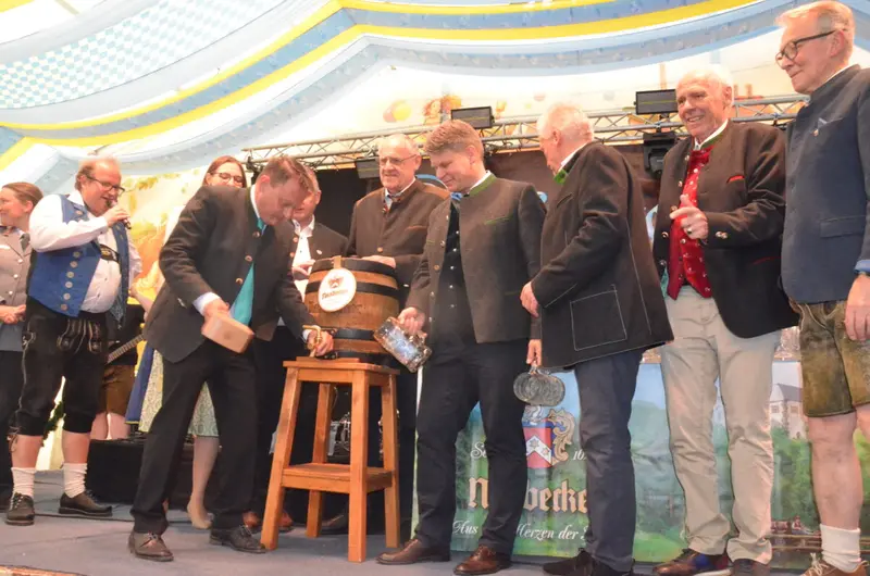 Jens Meyer braucht zwei Schläge und das Festbier schäumt