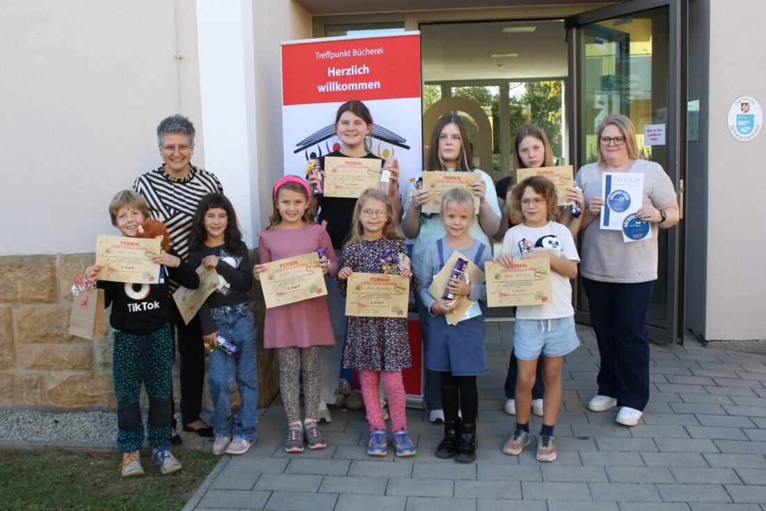 Schwarzenbach. Beim Nachmittag der offenen Tür feierte die Gemeindebücherei ihr goldenes Büchereisiegel vom Michaelsbund und zeigte ihr Angebot mit 2.031 Medien. 14 Kinder lasen 140 Bücher, neu ist ein Kleidertauschregal.