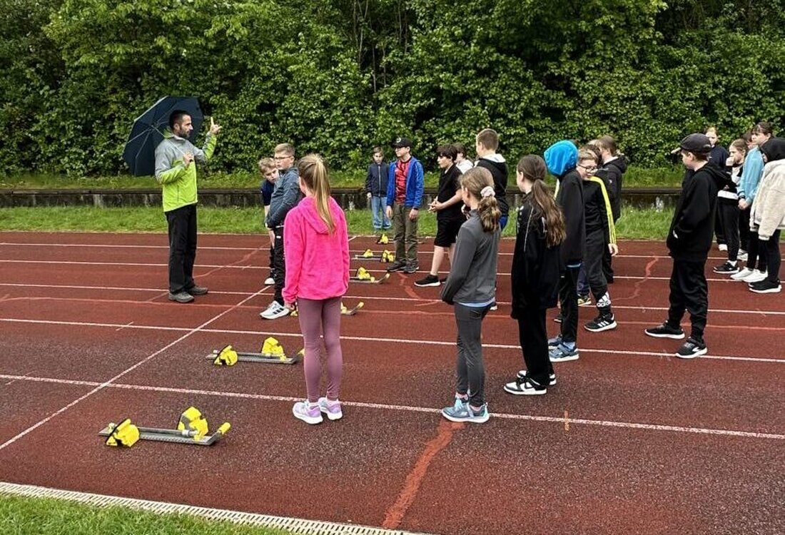 Neustadt/WN. Trotz Regen wurden die Bundesjugendspiele der Lobkowitz-Realschule am 15. Mai 2026 zum Erfolg. Rund 250 Kinder aus den fünften und sechsten Klassen zeigten im Springen, Werfen und Laufen Teamgeist und gute Erfolge.