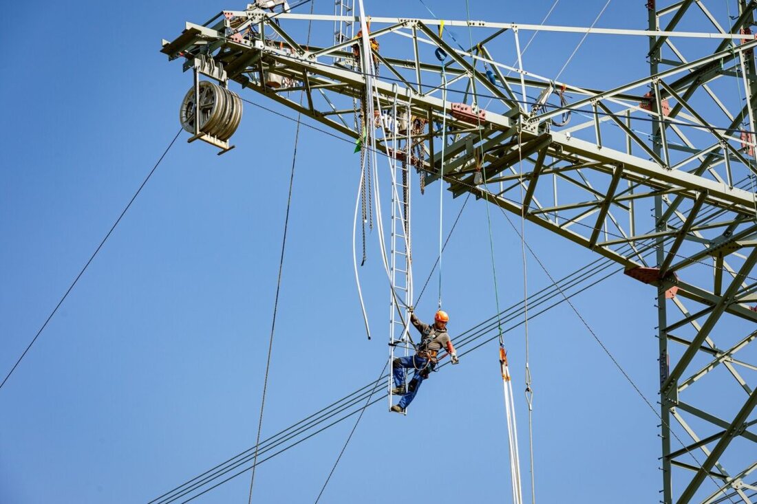 Weiden. Mehr Solarstrom als je zuvor – aber ein Teil verpufft ungenutzt. Neue Leitungen sollen das ändern. Warum jetzt Masten bei Weiden entstehen und der Sued-Ost-Link noch auf sich warten lässt.