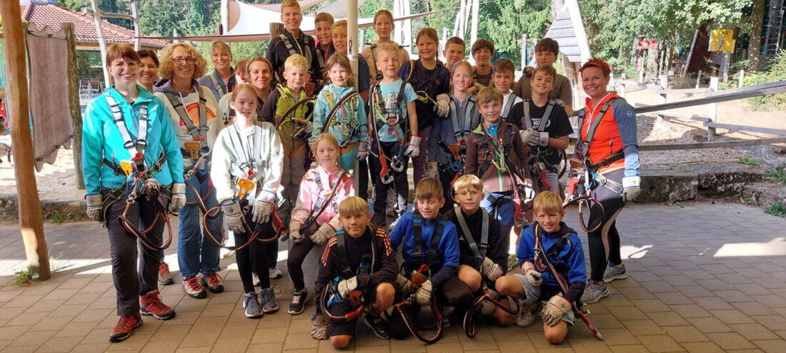 Gössenreuth. Zum Ende der Ferien hatte der Skiclub Pistenschwinger Gössenreuth noch ein besonderes Abenteuer für seine jungen Mitglieder parat: Bei einer Ferienaktion ging es für 27 Kinder im Alter von sechs bis 13 Jahren in den Kletterwald nach Pottenstein. 
