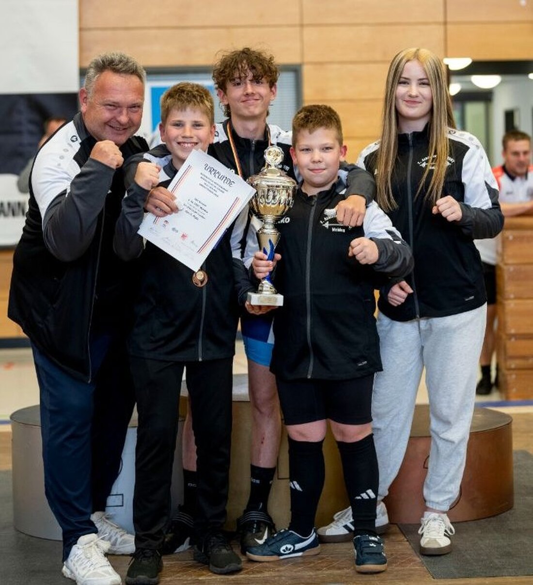 Weiden/Roding. Über 100 Nachwuchssportler konkurrierten vergangene Woche um die Medaillen und Meistertitel bei den Süddeutschen Meisterschaften im Gewichtheben der Kinder und Schüler. Die Gewichtheberjugend des 1. AC Weiden konnte sich dabei gut behaupten und in der Vereinswertung den ersten Platz erringen.