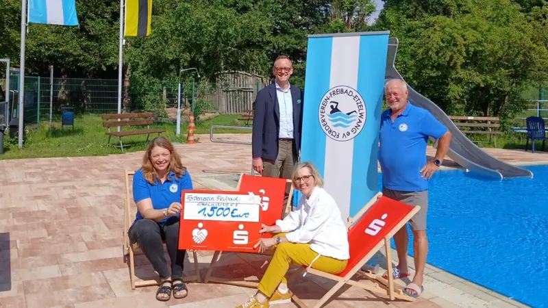 Sparkasse unterstützt Duschsanierung im Freibad Etzelwang mit 1.500 €