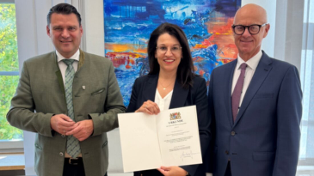 Regensburg. Regierungspräsident Walter Jonas hat der Schwandorfer Bundestagsabgeordneten Martina Englhardt-Kopf, Parlamentarische Staatssekretärin, die kommunale Dankurkunde für ihr langjähriges Engagement verliehen.