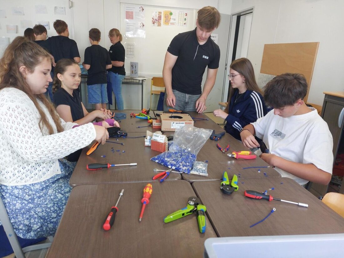Neustadt/WN. Die Lobkowitz-Realschule wurde beim Handwerksparcours zur Praxiswerkstatt: zehn regionale Unternehmen ließen Siebtklässler an Mitmachstationen sägen, biegen, frisieren und zeigten die Vielfalt der Handwerksberufe.