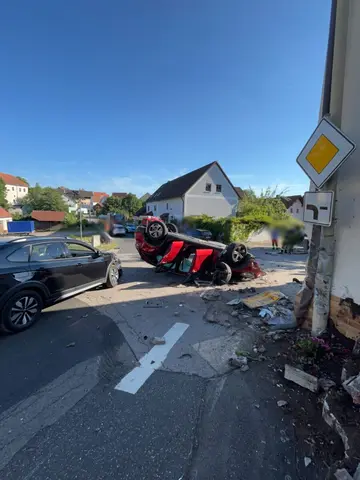 Mercedes überschlägt sich bei Holnstein und verursacht 85.000€ Schaden
