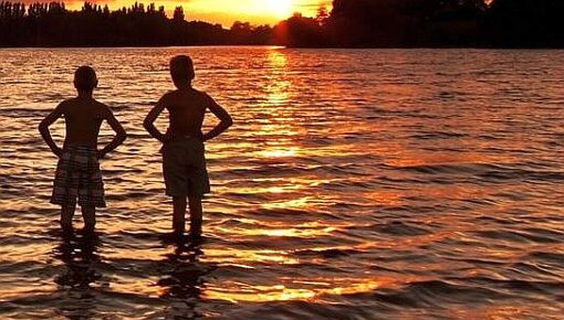 Mantel. Bei einer Untersuchung des Naturbadeweihers wurden erhöhte Konzentrationen an Blaualgen festgestellt. Damit besteht ein gewisses Risiko für Massenansammlungen der Algen, die gesundheitliche Auswirkungen auf Wassersportler haben können. 