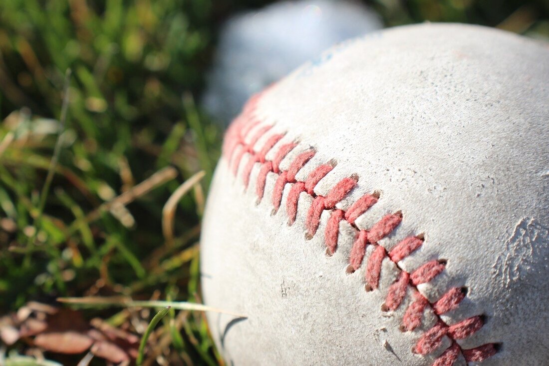 Weiden. Eine Kellnerin wurde von einem Baseball am Kopf getroffen. Die jungen Männer, die Baseball gespielt hatten haben sich danach nicht mal entschuldigt.  Eine Angestellte eines Lokals „Am Parkplatz“ bediente [&hellip;]