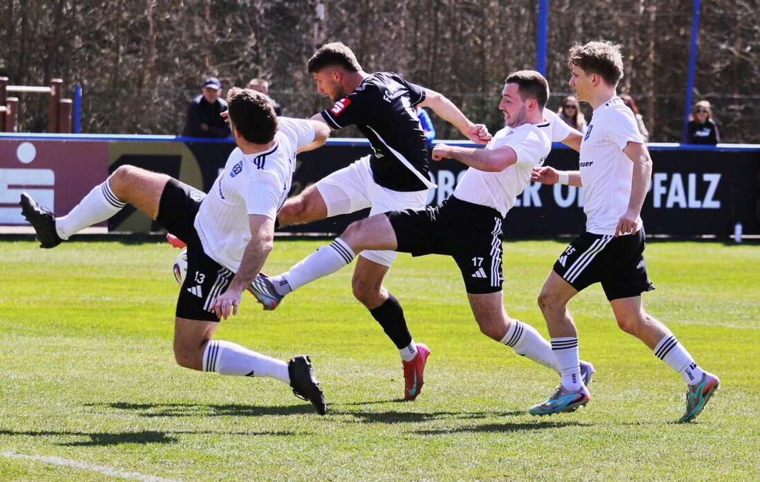 Etzenricht. Der SV Etzenricht trotzt dem favorisierten FC Dingolfing ein Remis ab und bleibt im Rennen um Platz 14. Nach Rückstand gleicht Mirko Griesbeck aus, Pautsch pariert stark, der FC drückt vergeblich.