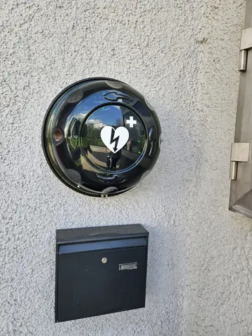 Feuerwehr installiert öffentlichen Defibrillator in Böhmischbruck