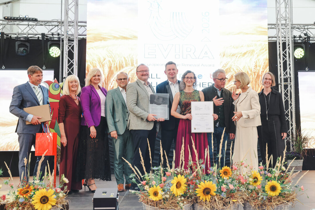 Kostelní Lhota. Die Arbeitsgemeinschaft Obere Vils-Ehenbach hat beim 19. European Village Renewal Award Silber geholt – ausgezeichnet für breite Bürgerbeteiligung und starkes Ehrenamt. Rund 600 Gäste aus etwa 30 Ländern feierten.