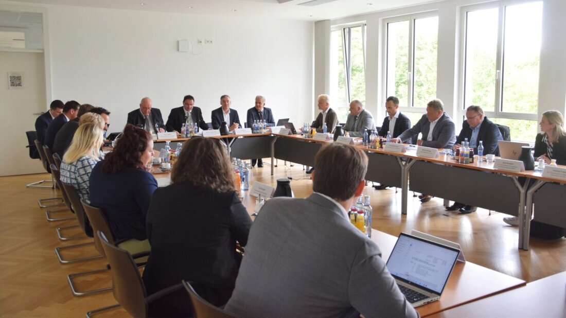 München/Tirschenreuth. Bayern und Tschechien starten Pilotprojekte für die grenzüberschreitende Gesundheitsversorgung, von Geburtshilfe bis Notfallrettung, um die Versorgung im Grenzraum zu stärken. Beteiligt ist der Tirschenreuther Landrat.