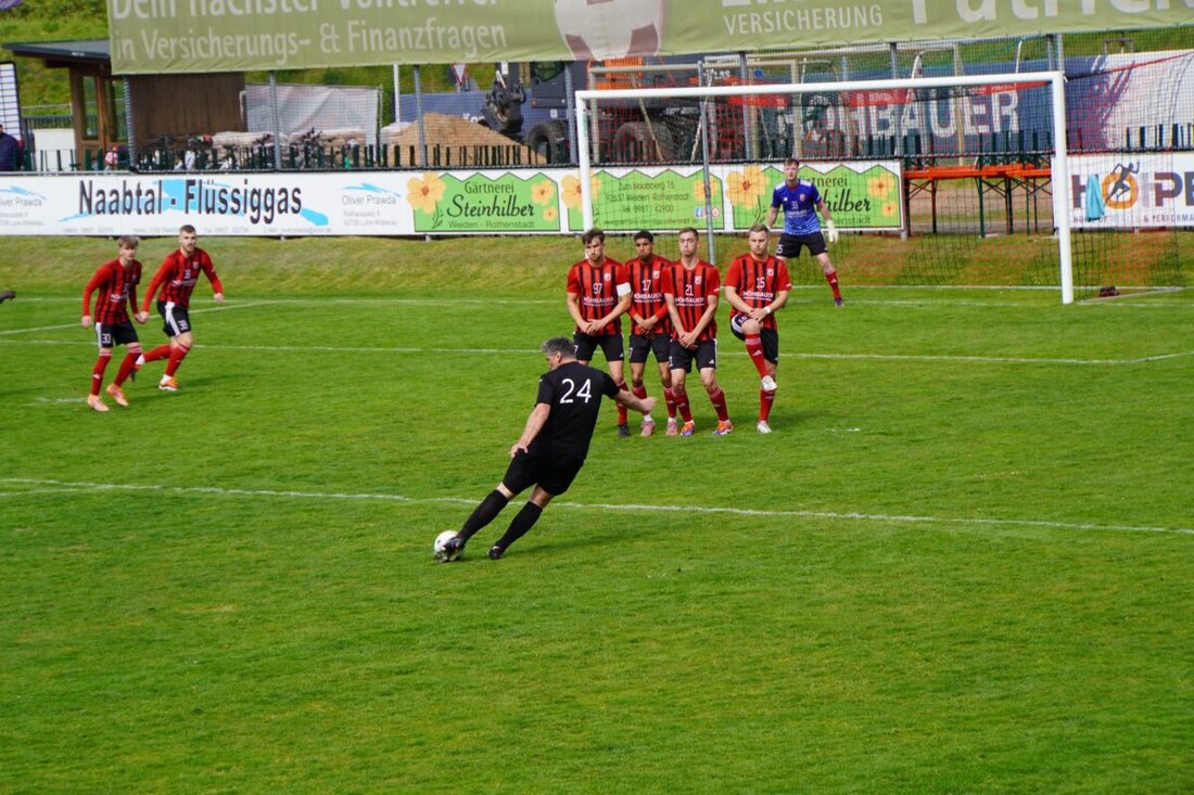 Luhe-Wildenau. Der SC Luhe-Wildenau verabschiedet sich mit einer kämpferisch starken Vorstellung und einem verdienten 3:1-Heimsieg gegen den SV Schwandorf-Ettmannsdorf in die Sommerpause. David Bezdicka glänzt beim letzten Saisonspiel mit zwei Treffern, während Thomas Lorenz nach der Roten Karte gegen Daniel Hartnegg als Aushilfstorwart den Sieg in Unterzahl festhält.