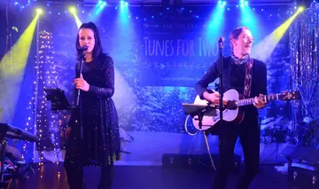 Akustikduo begeistert auf der "Live Stage"