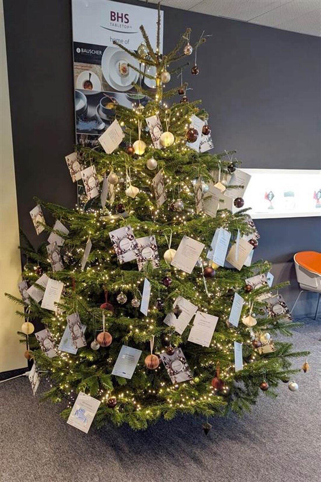 Weiden. Die BHS tabletop AG hat 160 Weihnachtsgeschenke an Kinder und Jugendliche verteilt. Die Belegschaft hat sich stark engagiert, um den Kindern Freude zu bereiten.