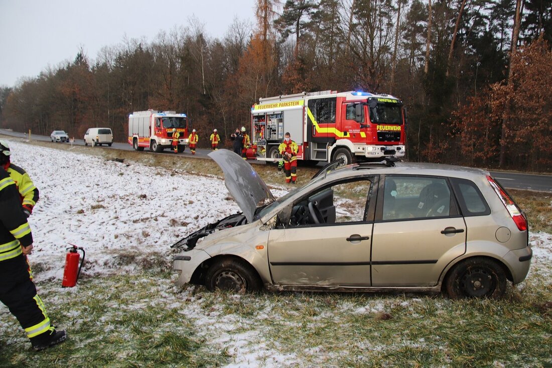 Parkstein. Eine junge Frau ist mit ihrem Ford von der Straße abgekommen. Der Wagen hat sich mehrfach überschlagen.  Am Freitagmorgen gegen 08:20 Uhr wurden die Feuerwehren aus Parkstein, Schwarzenbach und [&hellip;]