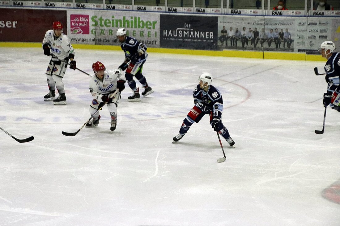 Weiden. Spitzenreiter Blue Devils Weiden deklassiert die Passauer Black Hawks am Freitagabend mit 10:2. Wieder mit dabei war Kapitän Nick Latta, der seine Verletzung auskuriert hatte.