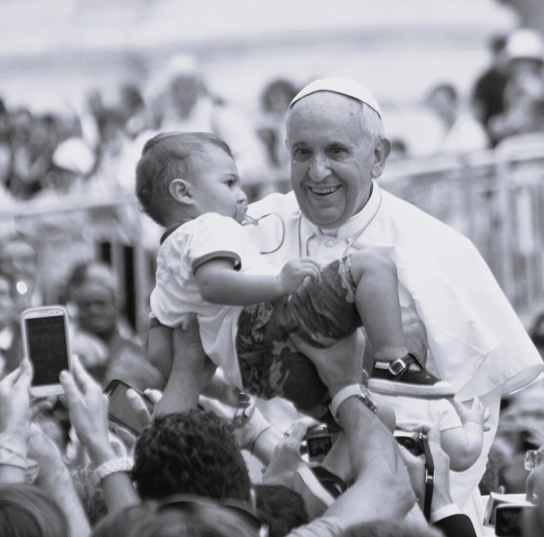 Papst Franziskus ist im Heiligen Jahr 2025 am Ostermontag verstorben. Wir fragen, welche persönliche Erinnerung Ihr an ihn habt. Kommentiert!