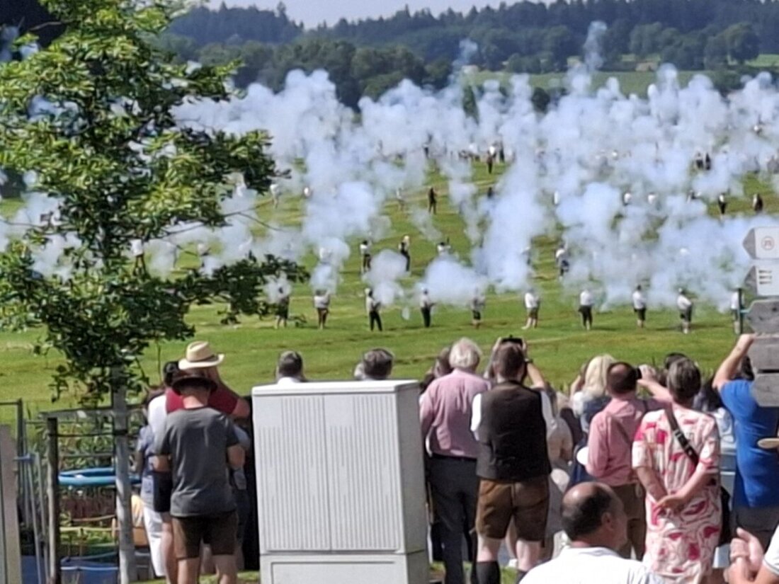 Eslarn. Beim 32. Bayerischen Böllertreffen stand der Markt Eslarn und die Schützengesellschaft „Hubertus“ im Rampenlicht der Schützentradition. Über 700 Böllerschützen feierten im Festzelt am Atzmannsee nicht nur das Ende des 25. Heimatfestes, sondern auch den Zusammenhalt und Gemeinschaftsgeist.