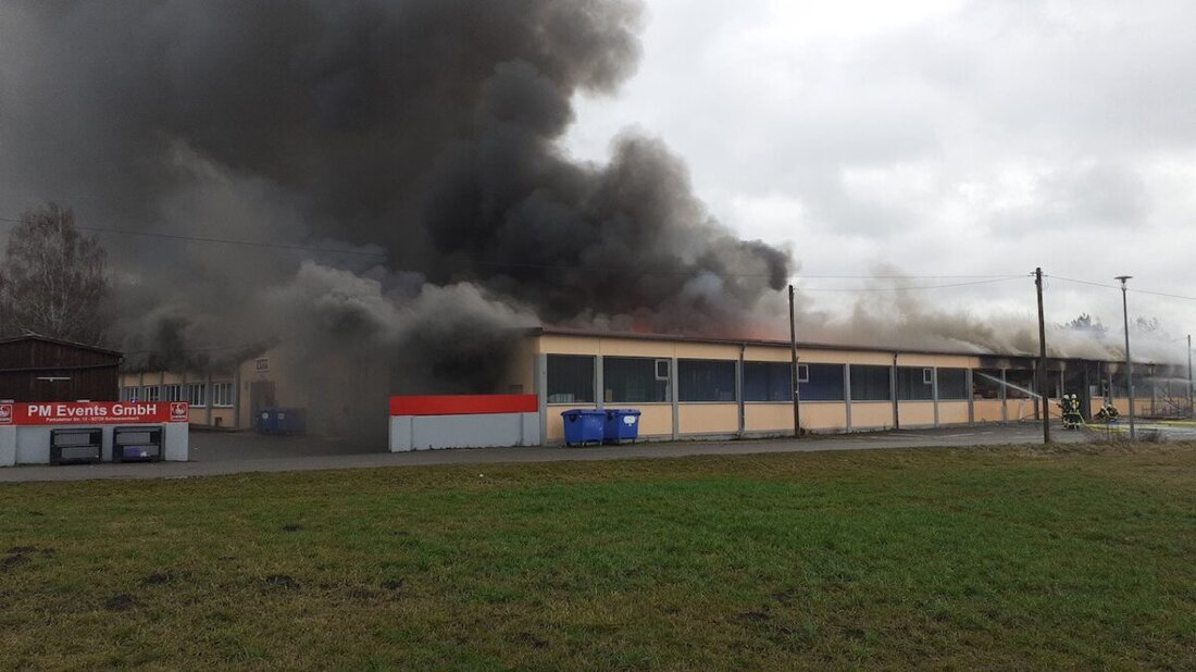 Schwarzenbach. Über Schwarzenbach steht eine mächtige Rauchsäule. Die Bürger sollen Türen und Fenster geschlossen halten. Immer mehr Einsatzkräfte werden zusammengezogen.