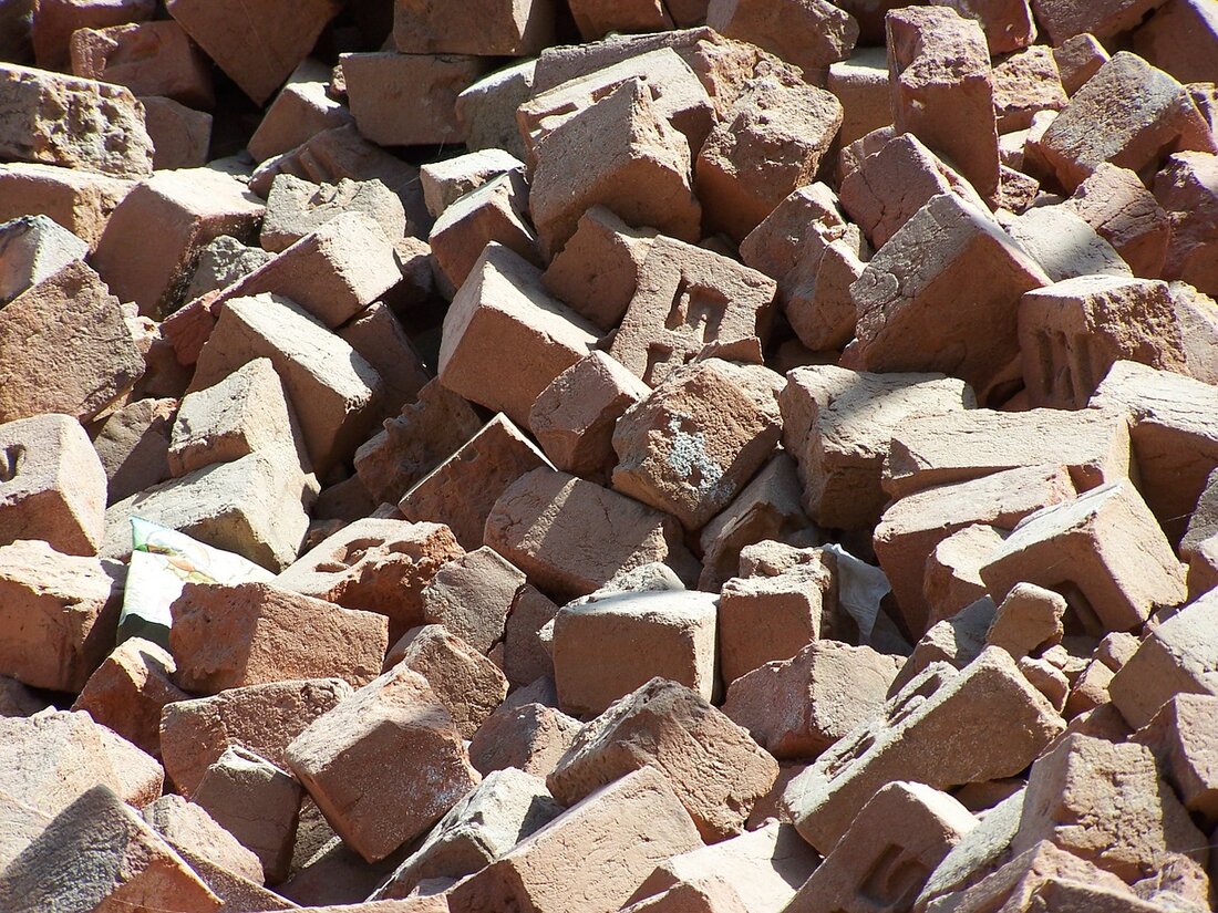 Mitterteich. Ein Lkw-Fahrer fährt mit seinem Anhänger an eine neu aufgestellte Steinmauer und macht sich aus dem Staub. Einen erheblichen Schaden lässt er einfach zurück.  Mindestens 4.000 Euro beträgt der [&hellip;]