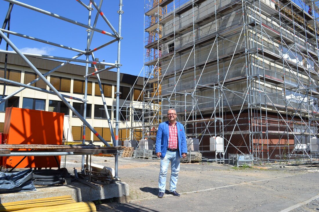 Wiesau. Für Toni Dutz geht bald ein kleiner Traum in Erfüllung: Im Herbst soll das Prädikat „Hochschulgemeinde Wiesau“ auf den Ortseingangsschildern stehen. Wie der Bürgermeister mitteilt, werden Hotel- und Tourismusmanagementschüler [&hellip;]