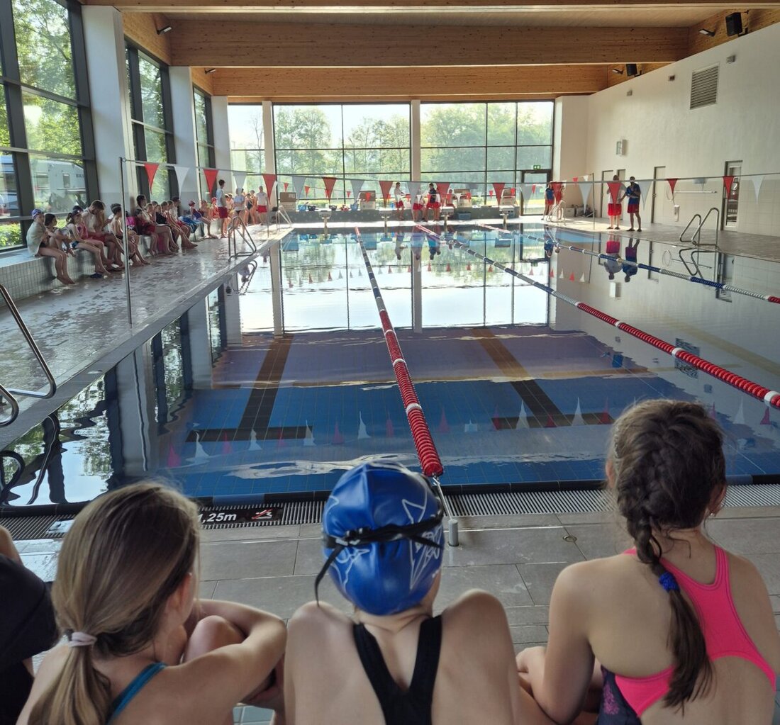Weiden. Vom 8. bis 10. Mai 2026 kamen rund 180 Kinder und Jugendliche der Wasserwacht zum Landeswettbewerb im Rettungsschwimmen zusammen. In Gruppendisziplinen zeigten sie Teamgeist und Praxisnähe.