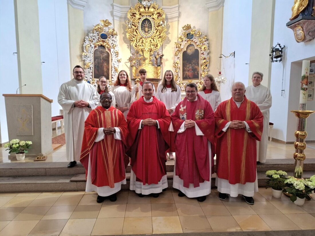 Eslarn. 69 Jugendliche aus Eslarn und Moosbach empfingen in der Pfarrkirche Mariä Himmelfahrt das Sakrament der Firmung, gespendet von Domkapitular Martin Priller. Die Kirche war bis auf den letzten Platz gefüllt.