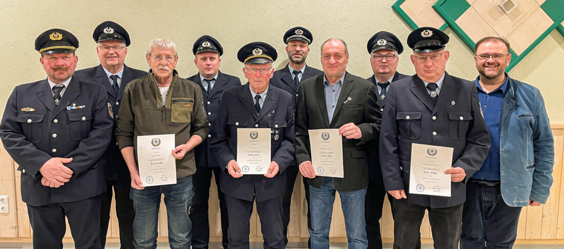 Kastl. Die Krieger- und Soldatenkameradschaft zog bei ihrer Jahreshauptversammlung Bilanz, ehrte langjährige Mitglieder und erinnerte an den Volkstrauertag. 14 Sammler brachten 3.400 Euro für den Volksbund. Geplant ist ein Ausflug.