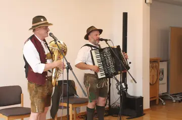 Die "zwoa Schneidig'n" begeistern bei der Eröffnung der Sommerserenaden