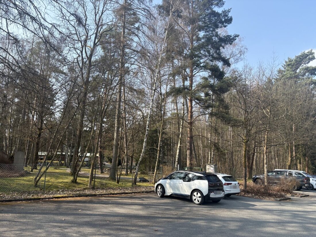 Weiden. Bei einer Auseinandersetzung auf dem Parkplatz am Waldfriedhof in Weiden wurde am Donnerstagabend ein 21-Jähriger von einem Auto schwer verletzt. Die Kripo ermittelt und sucht Zeugen, besonders den Fahrer eines Geländewagens.