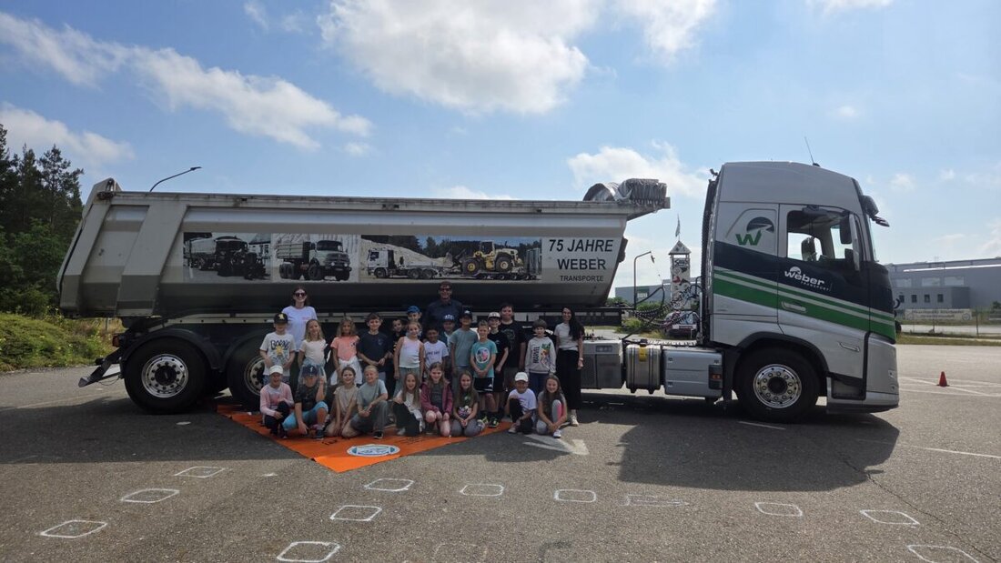 Weiherhammer. Auf dem Verkehrsübungsplatz Saxn-Di erlebte die dritte Klasse der Grundschule bei der Aktion Toter Winkel des Landesverbands Bayerischer Transport- und Logistikunternehmen eindrücklich, wo Gefahr unsichtbar bleibt.