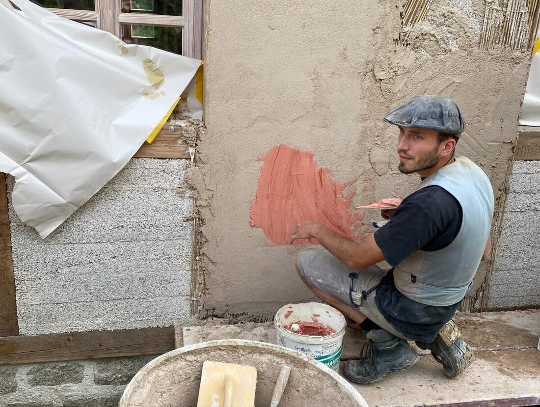 Bärnau. Im Geschichtspark Bärnau-Tachov und im Naturdorf Bärnau werden im Frühjahr 2026 historische Handwerkstechniken lebendig. Ab 9. Mai laden Kurse zu Kalk, Balken behauen und historischem Handwerk zum Mitmachen ein.